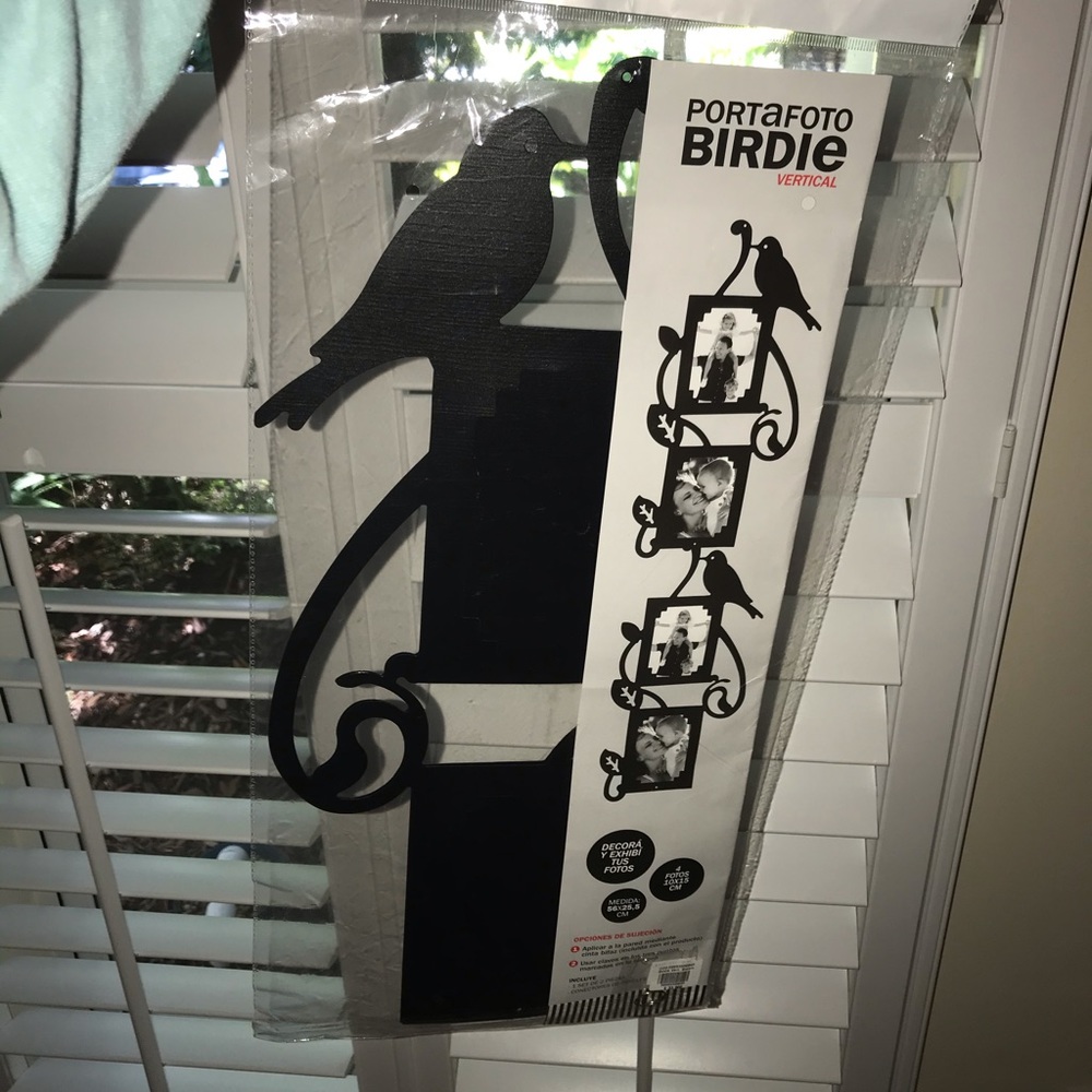 NWT vertical wall picture hanger decoration